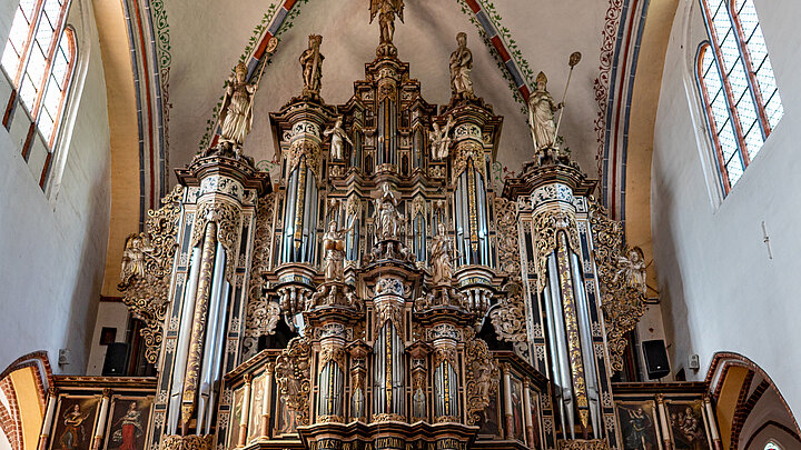 Zdjęcie zabytkowych barokowych organów kościelnych.